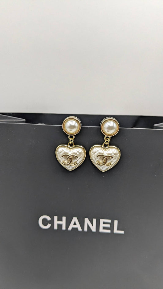 Chanel
*Master Quality* 
*Earrings*
80 dhs💓 
with Normal Box 🎁 
90 dhs💓 
with Master Box 🎁

Zain210
♥️♥️♥️