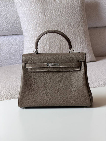 Hermes
kelly 25 cm💥Master quality ✅with box📦
440 dhs✅

Zain52
♥️♥️♥️