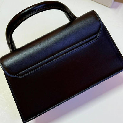 JACQUEMUS 

NEW CAME 
GOOD QUALITY
 WITH BOX 

110 dhs🇦🇪🇦🇪🇦🇪

Zain295
♥️♥️♥️