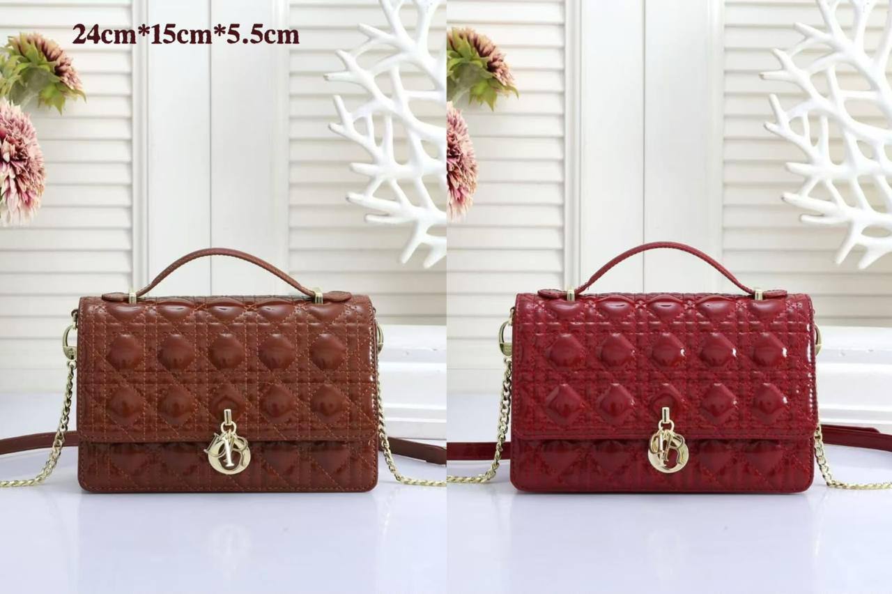 DIOR
GOOD QUALITY 
WITH BOX
100 dhs✅
SIZE: 24cm

Zain295
♥️♥️♥️