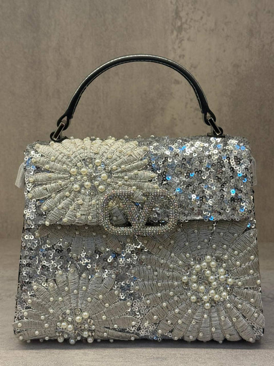 Valentino
𝐕𝐚𝐥𝐞𝐧𝐭𝐢𝐧𝐨 𝐆𝐚𝐫𝐚𝐯𝐚𝐧𝐢 𝐡𝐚𝐧𝐝𝐛𝐚𝐠 𝐞𝐦𝐛𝐞𝐥𝐥𝐢𝐬𝐡𝐞𝐝 𝐰𝐢𝐭𝐡 𝐬𝐢𝐥𝐯𝐞𝐫 𝐬𝐞𝐪𝐮𝐢𝐧𝐬 𝐚𝐧𝐝 𝐩𝐞𝐚𝐫𝐥
960 dhs✅
ETAG4
♥️♥️♥️