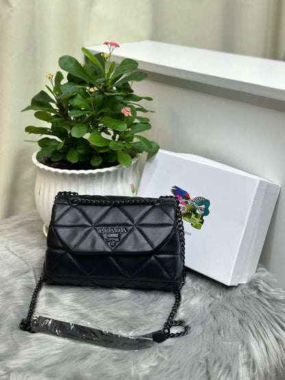 PRADA
SIZE  ……… 24CM 🥰
90 dhs🪙🌨️

with BOX🌷
🎁🎁🎁

Zain244
♥️♥️♥️
