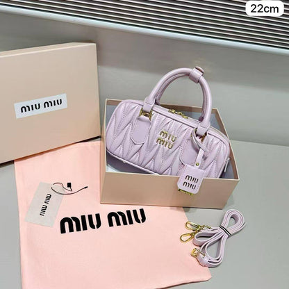 🌸 Miu Miu nice design
1⃣️ First quality +🎁
Size : 22 * 10.5 * 7.5 cm
80 dhs✅
with box🎁

Zain115
♥️♥️♥️