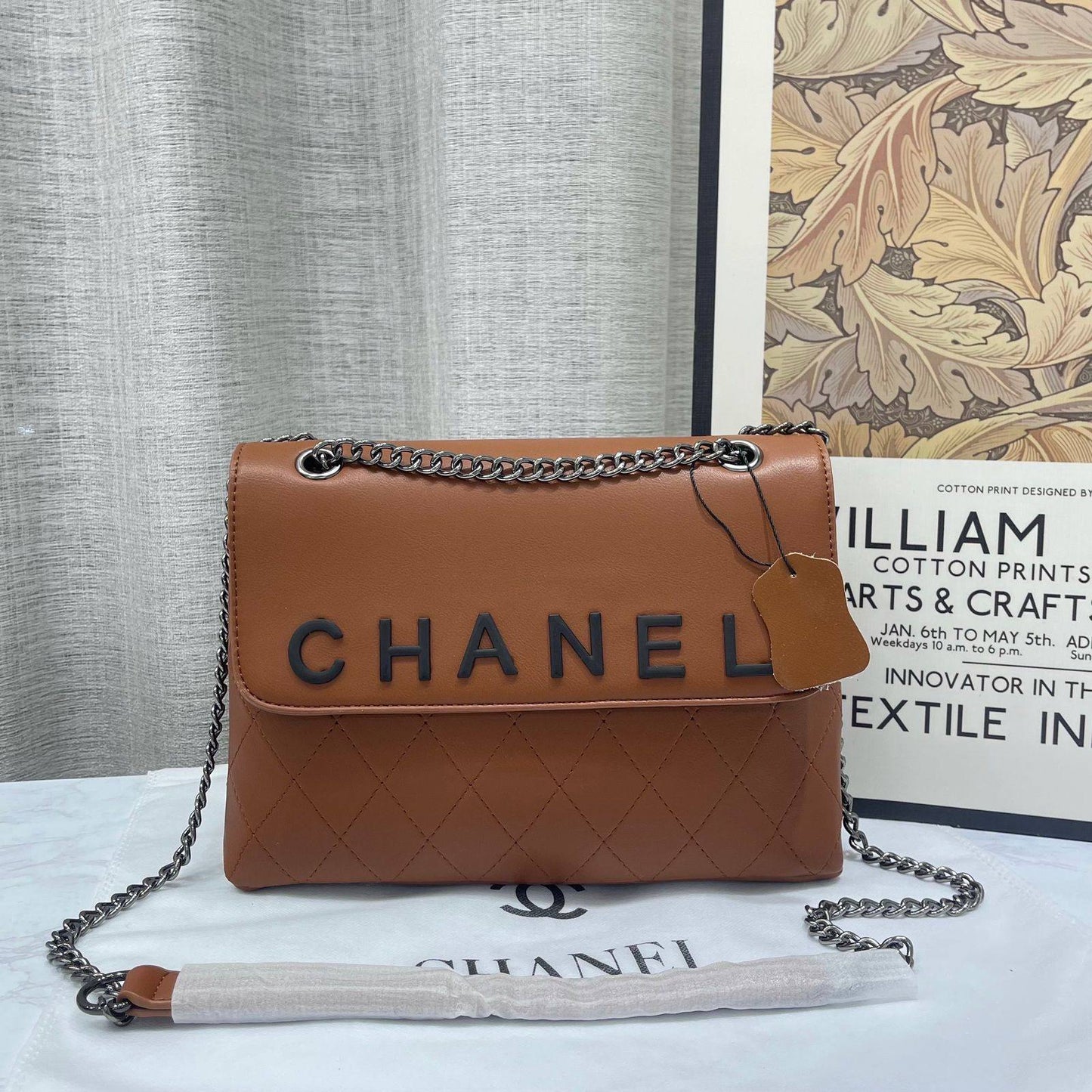 Chanel
Good Quality 

With Box 
🎁🎁🎁

105 dhs💓 

Zain250
♥️♥️♥️