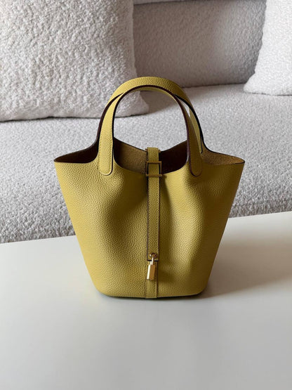 Hermes
picotin 18cm💥Master quality ✅

with box📦

340 dhs✅

Zain52
♥️♥️♥️