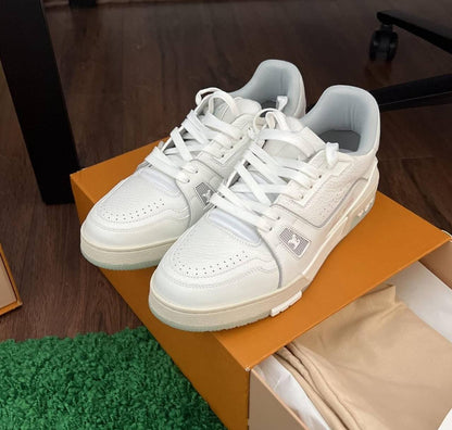 LV
280 dhs✅
*SIZE  36   TO   41*

Zain224
♥️♥️♥️