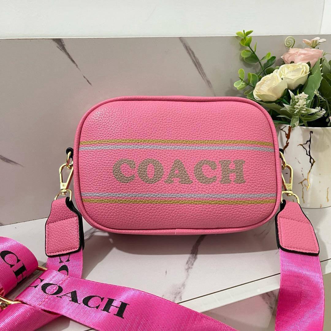 Coach
20*13*6.5cm
50 dhs✅

Zain17
♥️♥️♥️
