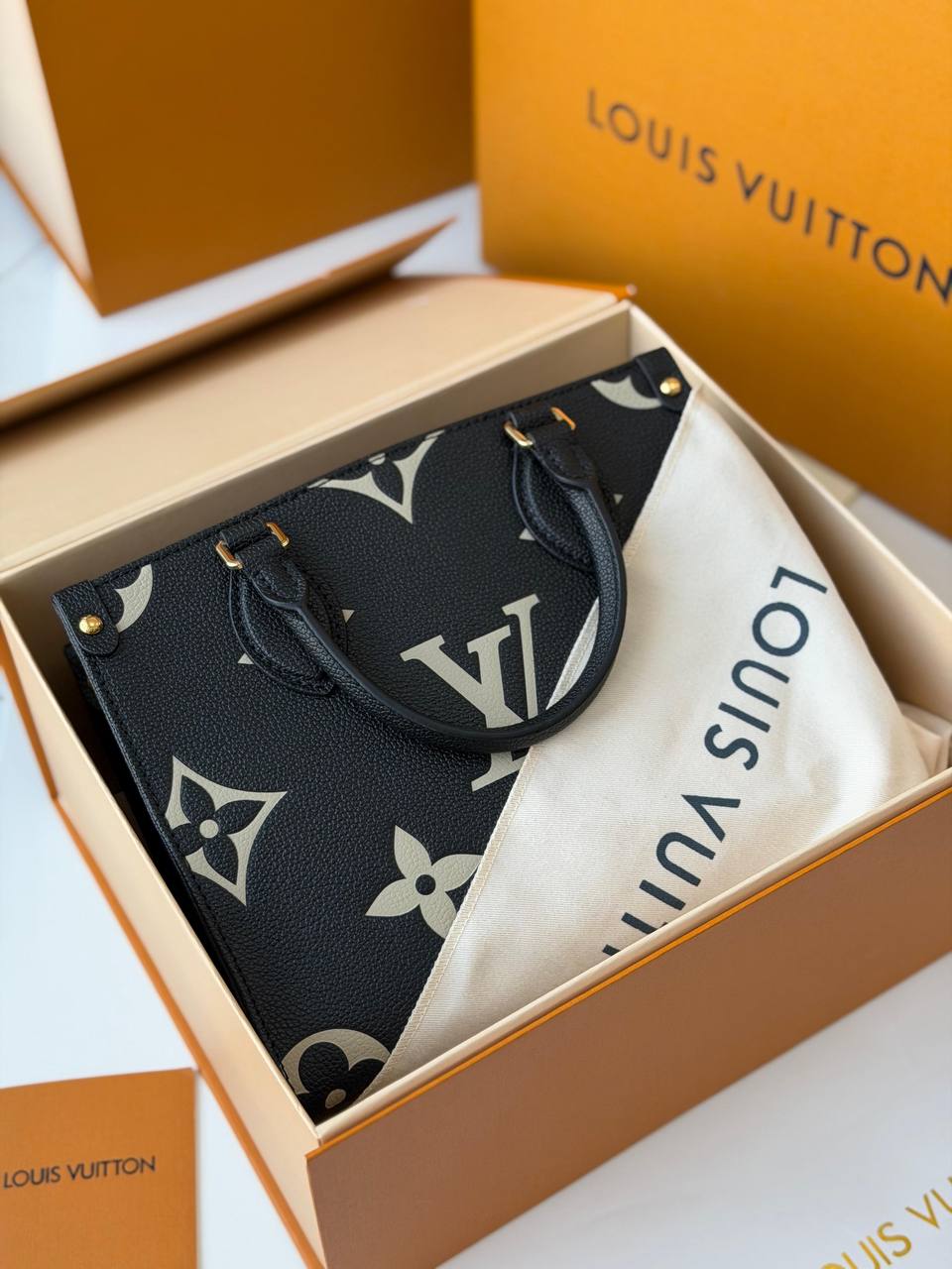 *LOUIS VUITTON*
*Master*++++++
*25 Cm*
*AVAILABLE NOW*
For Price 👇 WTSP Text Zain 0568585901

Zain257
♥️♥️♥️