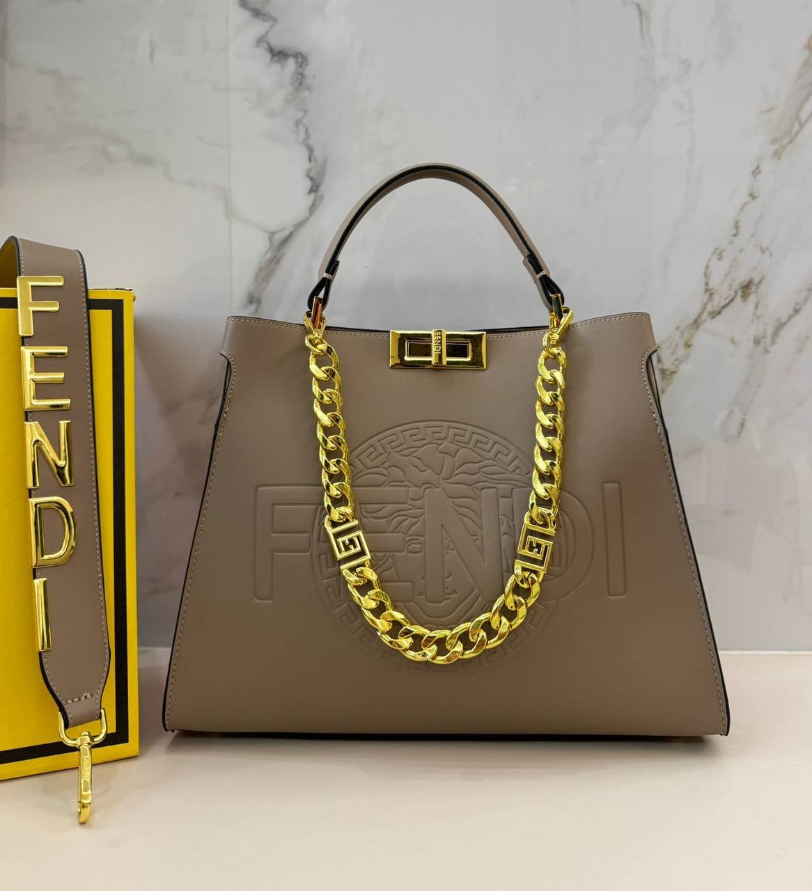FENDI 
COPY ONE NEW CAME 
155 dhs💓

Zain39
♥️♥️♥️