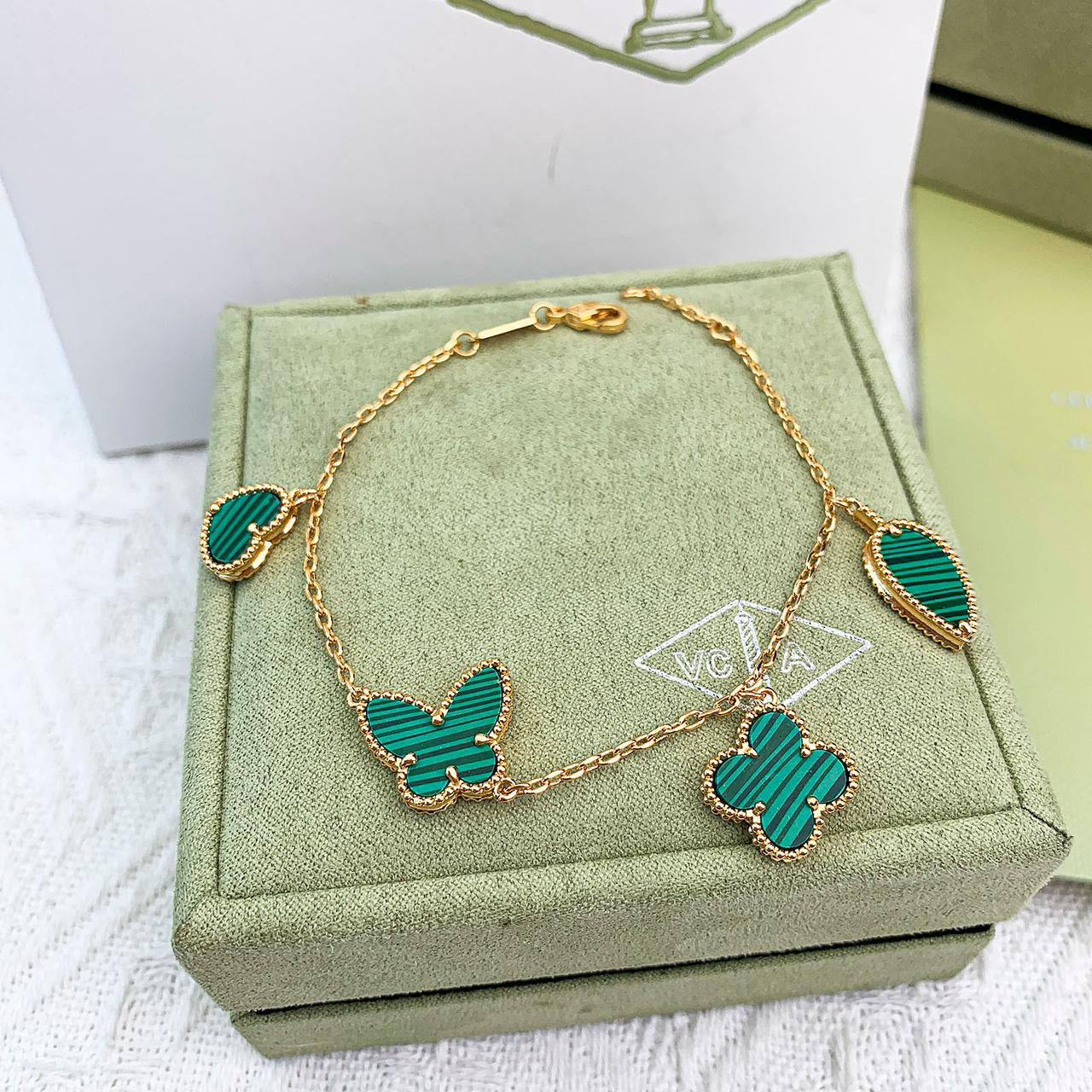 VCA SET ❤️‍🔥*
Necklace 🌊
Earring 🌸
Bracelet ❣️
Master quality 💯
With normal boxes 📦 
150 dhs🪙🌨️
With master box 🗃️ 
230 dhs🪙🌨️

Zain216
♥️♥️♥️