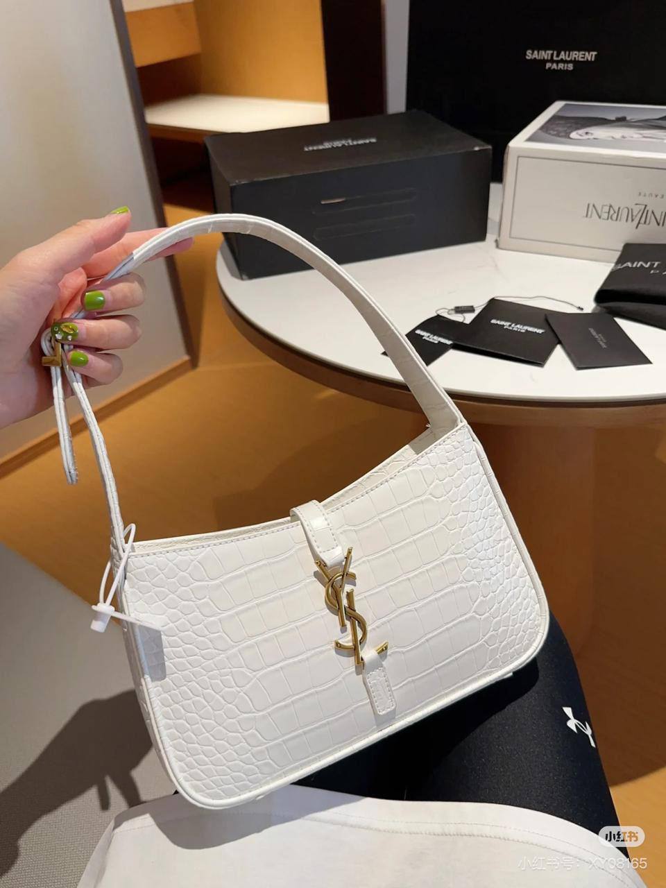 ❤️ YSL Hobo
1⃣️ First quality +🎁
Size: 25.5 * 15 * 7cm
85 dhs✅
with box🎁

Zain115
♥️♥️♥️
