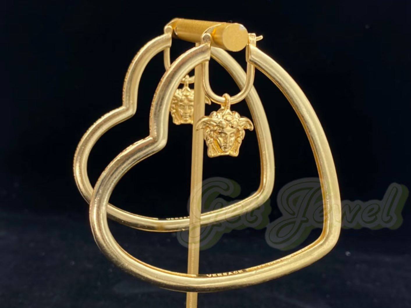 Versace Earring* 🎊
Master quality 

60 dhs❣️
normal box🎁

Zain48
♥️♥️♥️