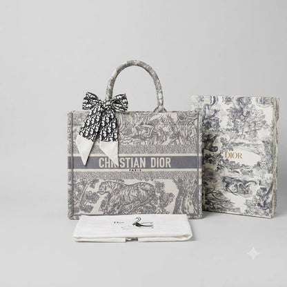 CHRISTIAN DIOR
Booktote Shopper Bag
Oblique and Tiger Design
With BOX
Size: 41 cm

120 dhs🇦🇪🇦🇪

Zain239
♥️♥️♥️