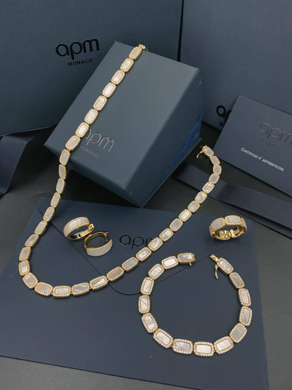 APM SET 💫✨
Master Quality
Monaco
NECKLACE
BRACELET
EARRING
RING
With BOX AND PAPER BAG 
410 dhs🇦🇪🇦🇪🎁🛍️

Zain89
♥️♥️♥️