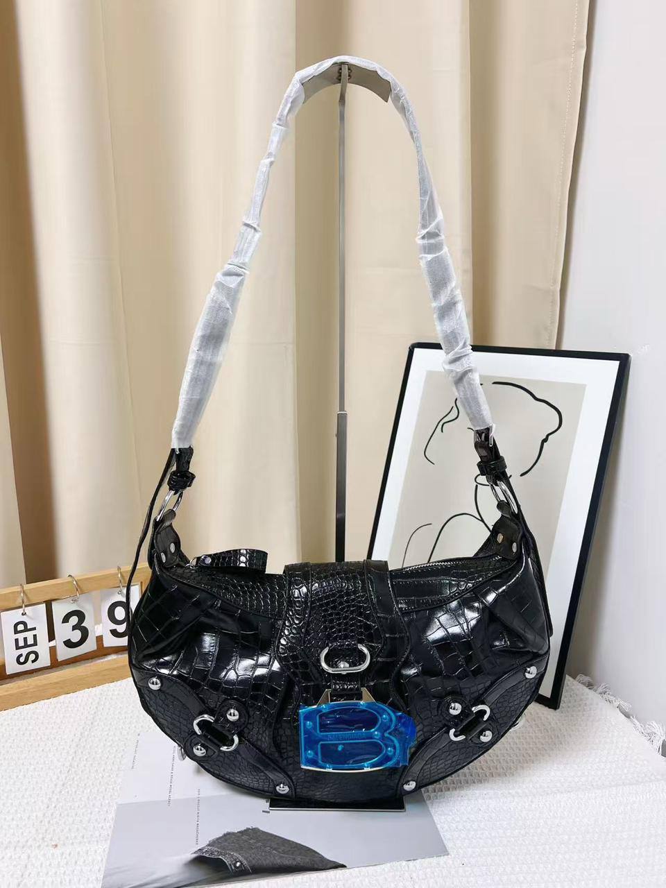 Balenciaga
32*23*7 cm
85 dhs🪙🌨️

Zain17
♥️♥️♥️