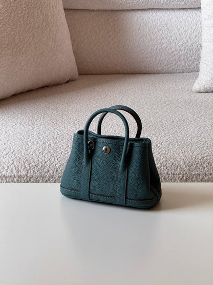 Hermes garden party 
💕master quality😍with box❤️
18 CM 340 dhs🪙🌨️
24 Cm 340 dhs🪙🌨️
30 CM 380 dhs🪙🌨️

Zain52
♥️♥️♥️
