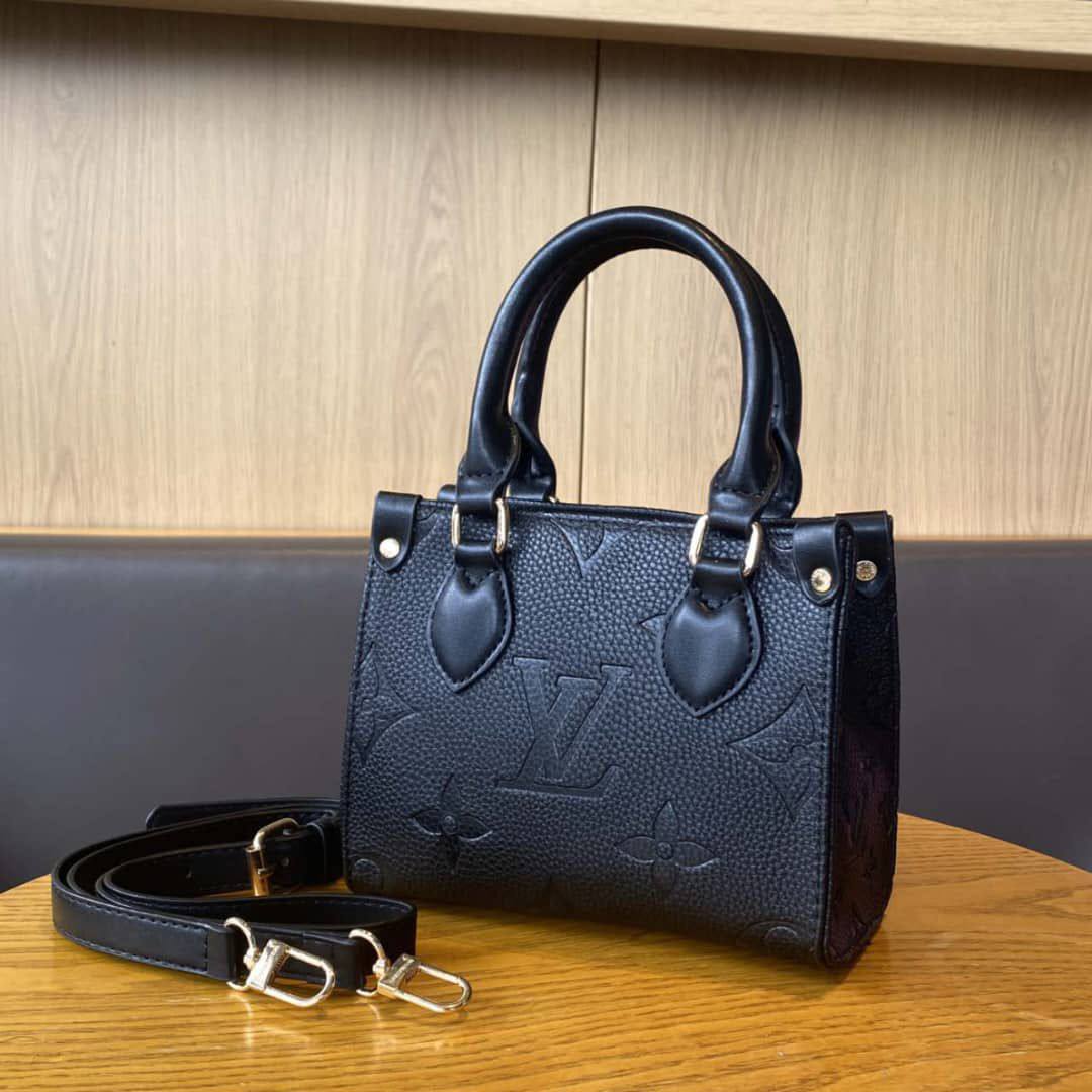 LV

Best quality 

with box
105 dhs🇦🇪🇦🇪

size 18CM

Zain290
♥️♥️♥️