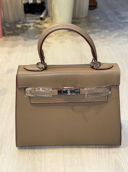 HERMES KELLY 
25cm Silver logo
105 dhs❣️

Zain44
♥️♥️♥️