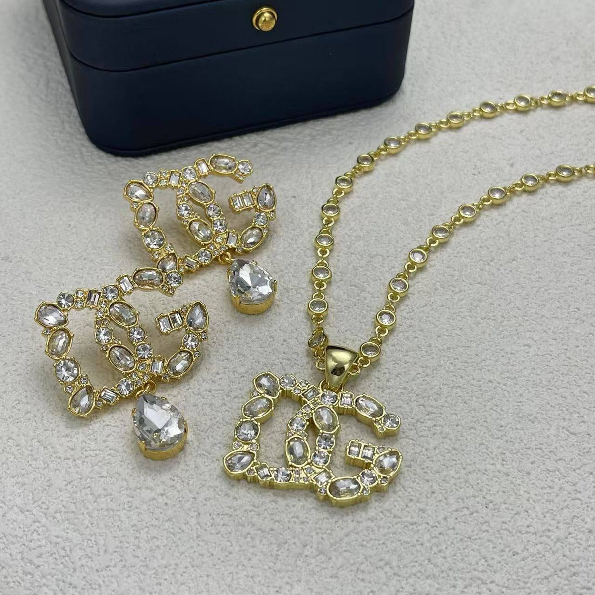DOLCE&GABBANA 
Necklace 💥
Earring 🦋
Master quality 💯
With normal boxes 🗃️ 
125 dhs🇦🇪🇦🇪

Zain216
♥️♥️♥️