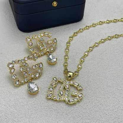 DOLCE&GABBANA 
Necklace 💥
Earring 🦋
Master quality 💯
With normal boxes 🗃️ 
125 dhs🇦🇪🇦🇪

Zain216
♥️♥️♥️