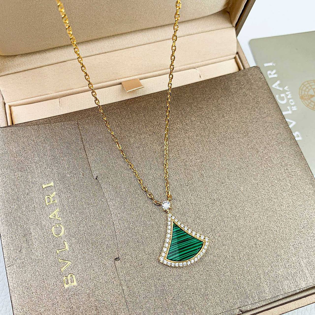 BVLGARI ❤️‍🔥*
Necklace 🦋
Master quality 💯
With normal boxes 📦 
55 dhs🇦🇪
With master box 🗃️ 
95 dhs🇦🇪

Zain216
♥️♥️♥️