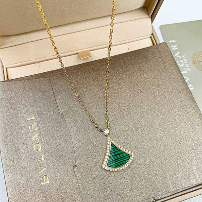 BVLGARI ❤️‍🔥*
Necklace 🦋
Master quality 💯
With normal boxes 📦 
55 dhs🇦🇪
With master box 🗃️ 
95 dhs🇦🇪

Zain216
♥️♥️♥️