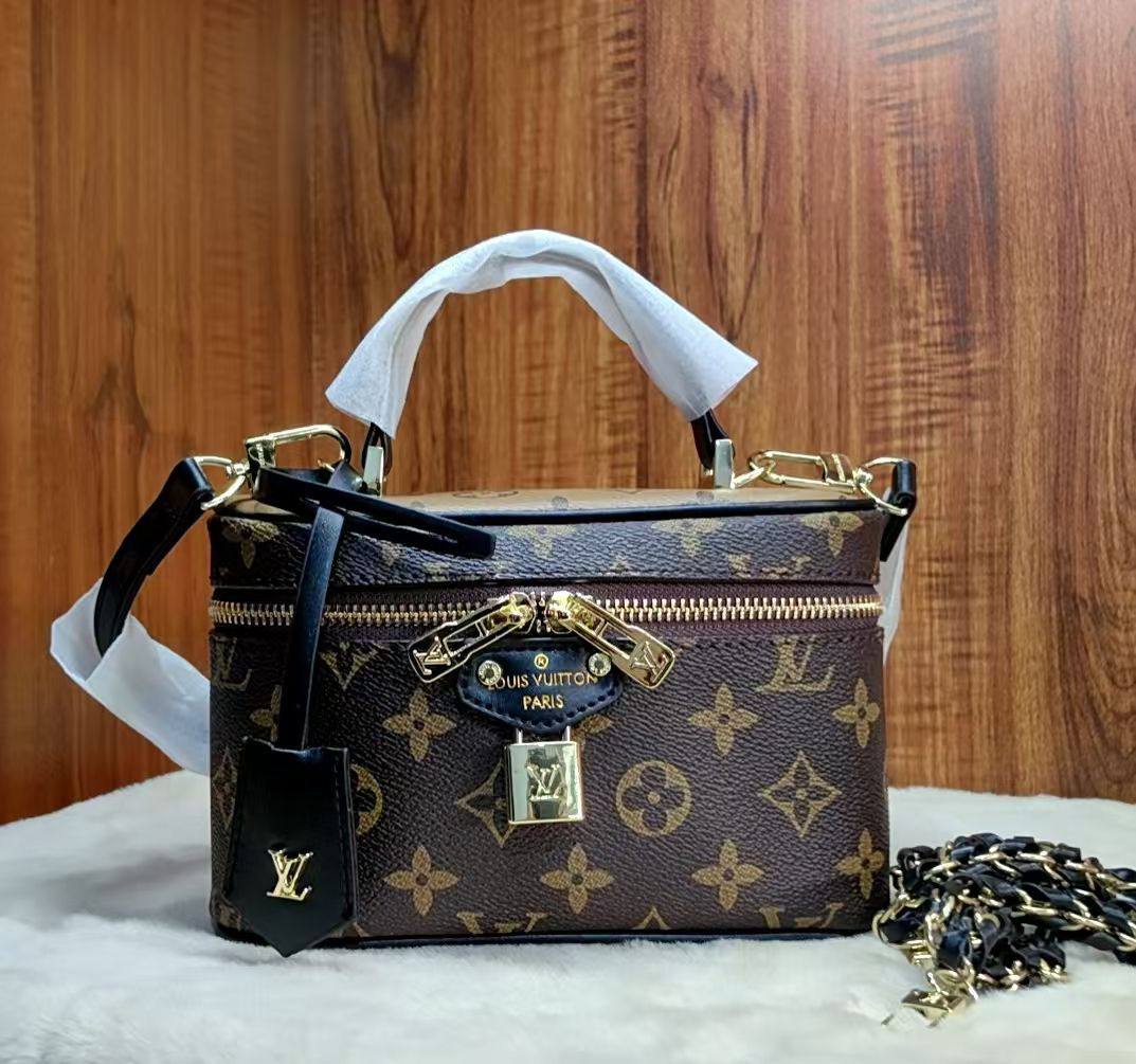 LV

19cm 
with box 
🎁🎁🎁

90 dhs🪙🌨️

Zain219
♥️♥️♥️