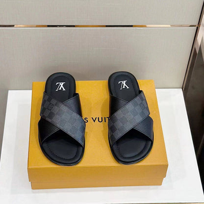 NEW CAME 
LV MEN SLIPPER 
GOOD QUALITY 
110 dhs🇦🇪
40 to 45 size 

Zain40
♥️♥️♥️