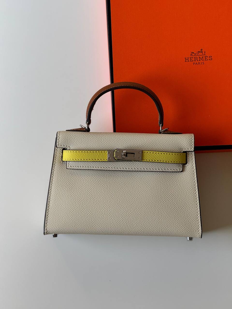 Hermes
minikelly 19cm💕
master quality😍with box❤️
340 dhs❤️💚❤️💚

Zain52
💚❤️💚