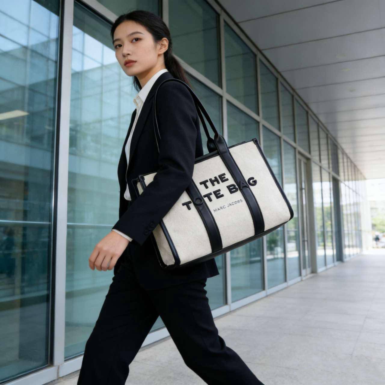 MARC JACOBS 
THE TOTE BAG BIG SIZE NEW CAME HIGH QUALITY 
130 DHS🇦🇪🇦🇪

Zain17
♥️♥️♥️