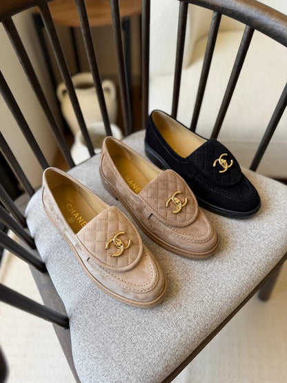Chanel 
𝑨𝑨𝑨 𝑸𝒖𝒂𝒍𝒊𝒕𝒚
𝑺𝒊𝒛𝒆 𝟑5 𝒕𝒐 𝟒2 
450 dhs✅

Zain281
♥️♥️♥️