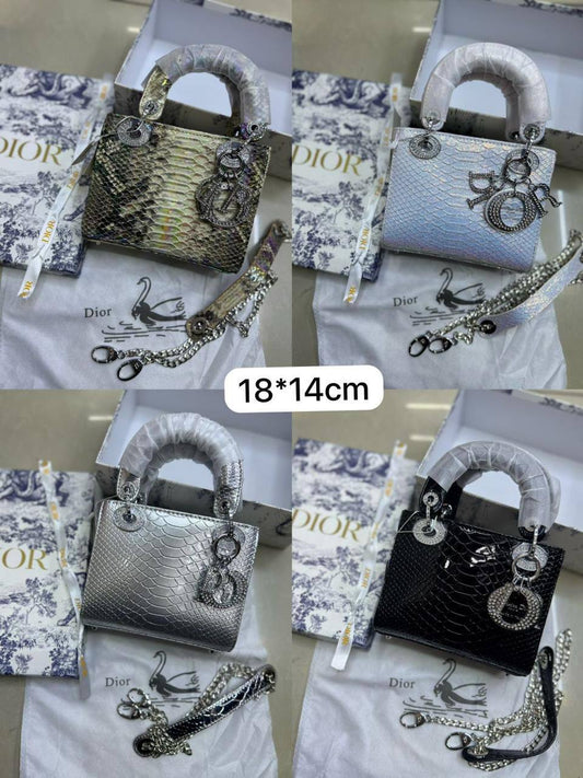 💎 Lady Dior 
1️⃣ First quality +🎁
Logo with diamond💎
Size : 18 * 14 * 7 cm
120 dhs✅
with box 🎁

Zain115
♥️♥️♥️