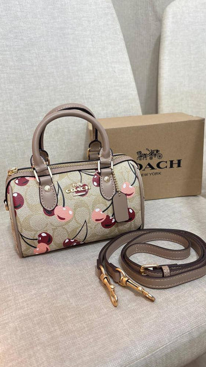Coach

with box
🎁🎁🎁

90 dhs❤️

Zain143
♥️♥️♥️