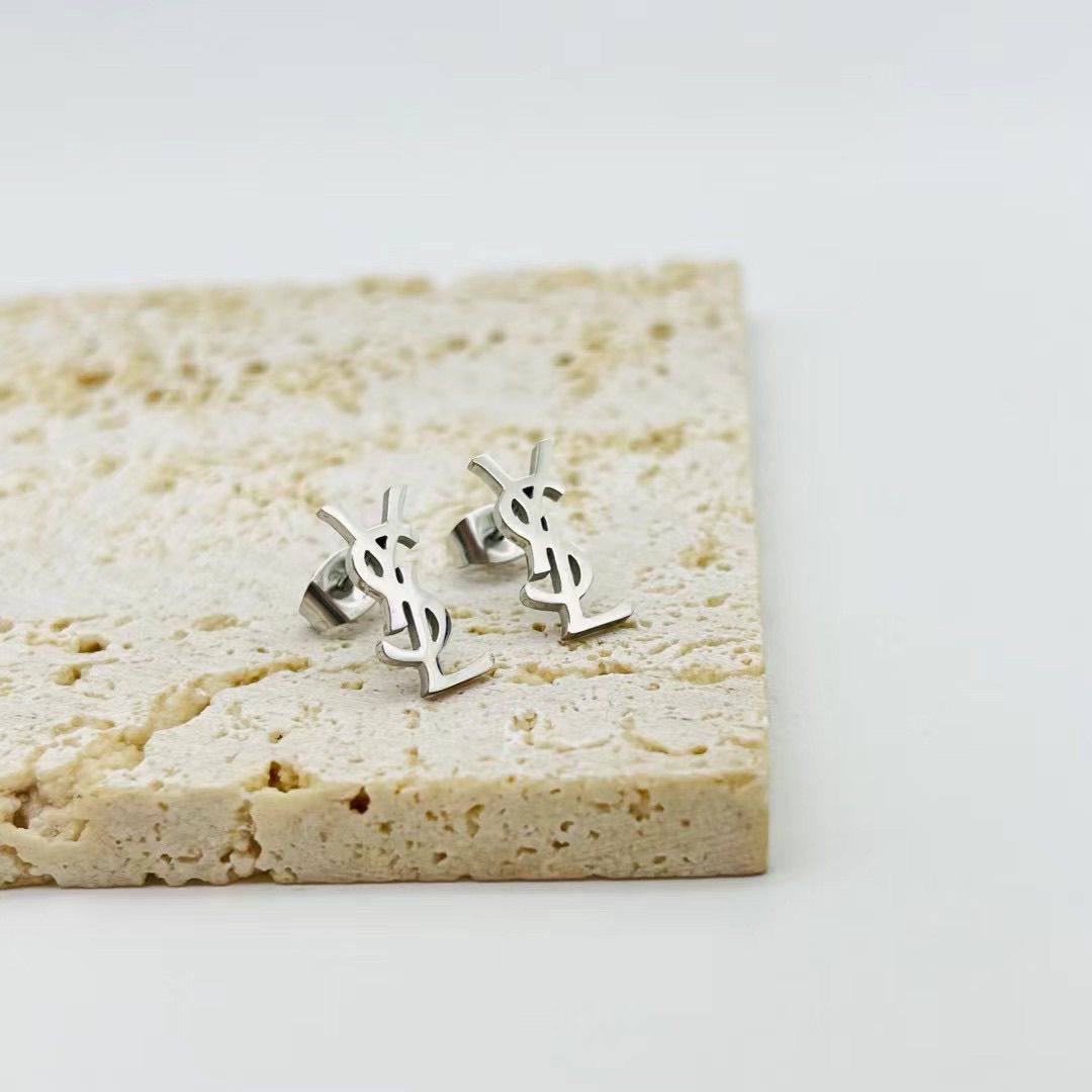 New arrival Stainless steel non tarnish branded earrings 
20 dhs✅ / pc without box

30 dhs✅pc with branded box and paperbag

Zain243
♥️♥️♥️