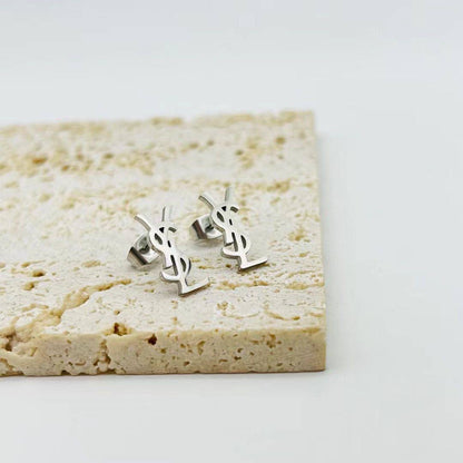 New arrival Stainless steel non tarnish branded earrings 
20 dhs✅ / pc without box

30 dhs✅pc with branded box and paperbag

Zain243
♥️♥️♥️