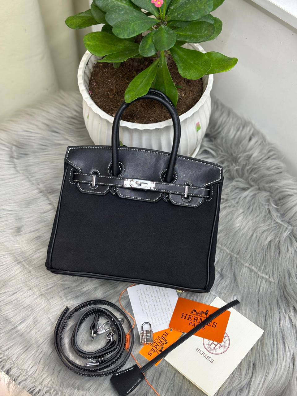 HERMES
SIZE  ………25CM 🥰
120 dhs🌺

Zain244
♥️♥️♥️