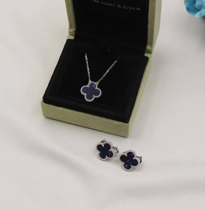 130VCA SET 
necklaces 😍
 Earring✨
With normal boxes 🗃️ 
130 dhs✅

With master box 📦 
160 dhs✅

Zain216
♥️♥️♥️