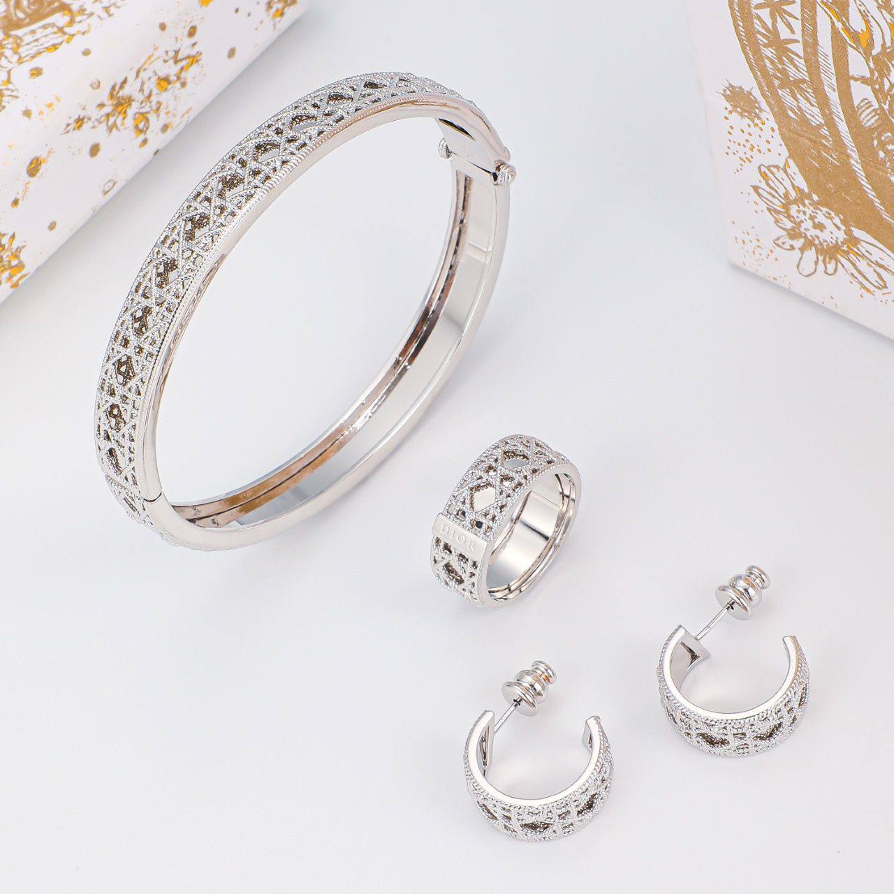 DIOR 
170 dhs✅ SET💫✨
BANGLE
RING
EARRING
SET WITH BOX AND PAPER BAG🎁🛍️

Zain89 
♥️♥️♥️