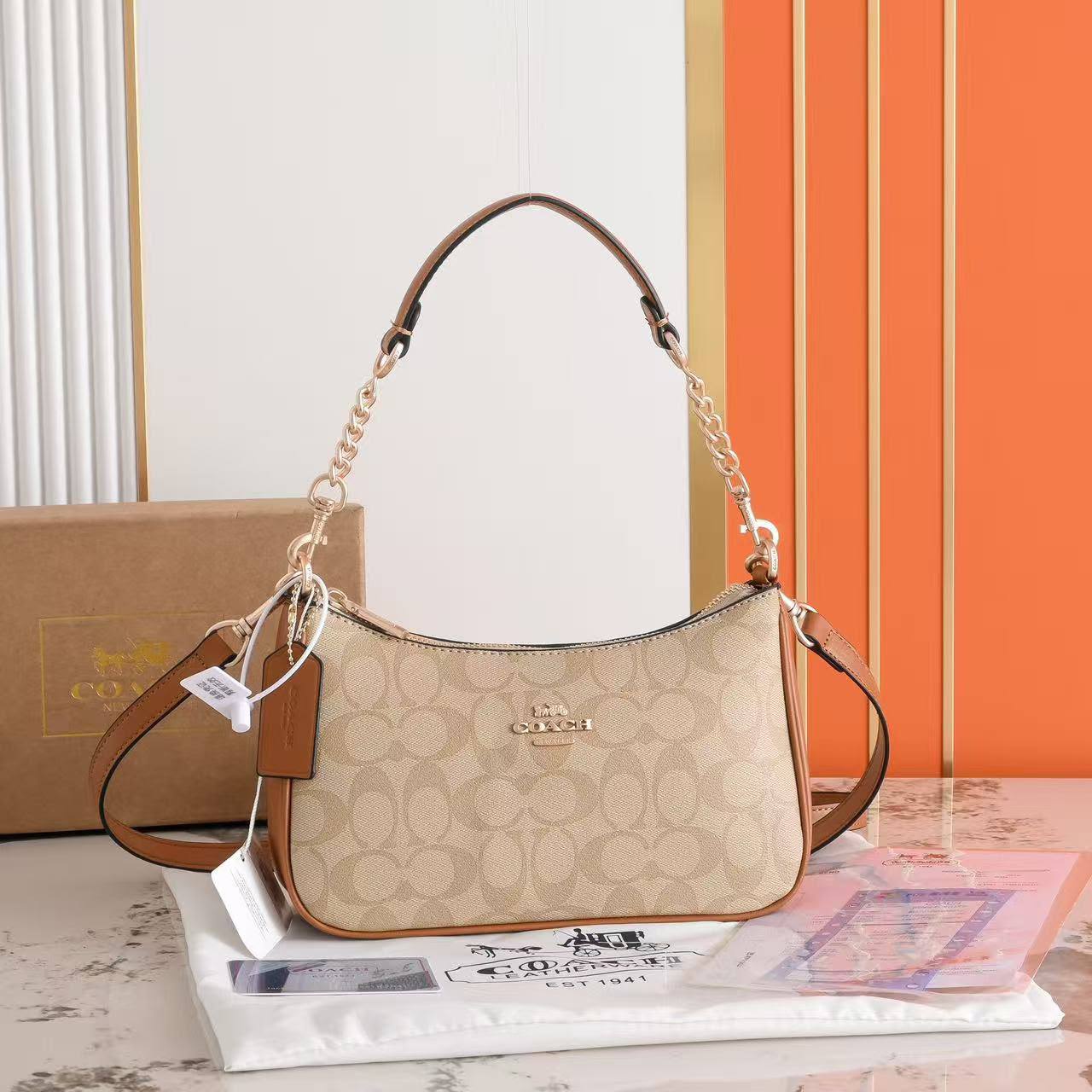 Coach
90 Dhs✅
With box
size 24×7×14cm

Zain42
♥️♥️♥️