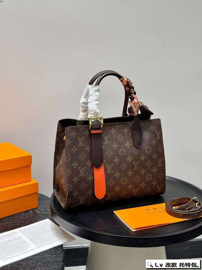 LV
Flower ToteBag
Monogram Canvas
Gold Hardware
With long belt strap
NO BOX
Size: 30 cm
110 dhs✅

Zain239
♥️♥️♥️