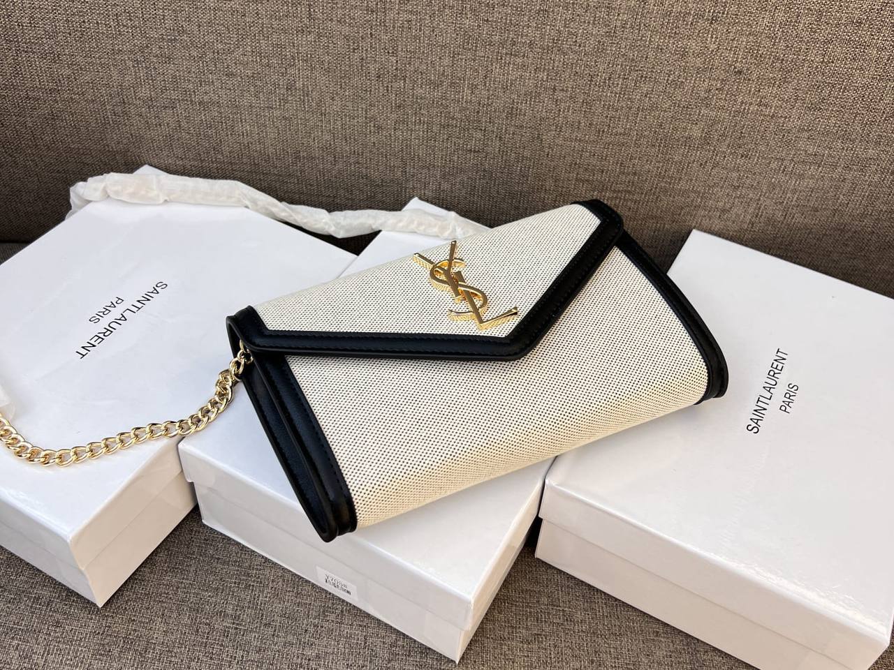YSL
90 dhs✅

with box
🎁🎁🎁

size 22cm

Zain26
♥️♥️♥️