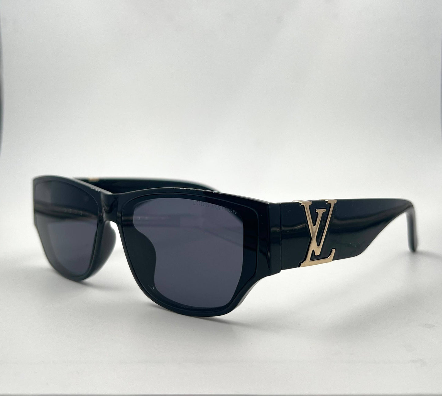 LV
Sunglasses 🕶️ 
good quality 💯
With master box 🗃️ 
50 dhs❤️

Zain273
♥️♥️♥️