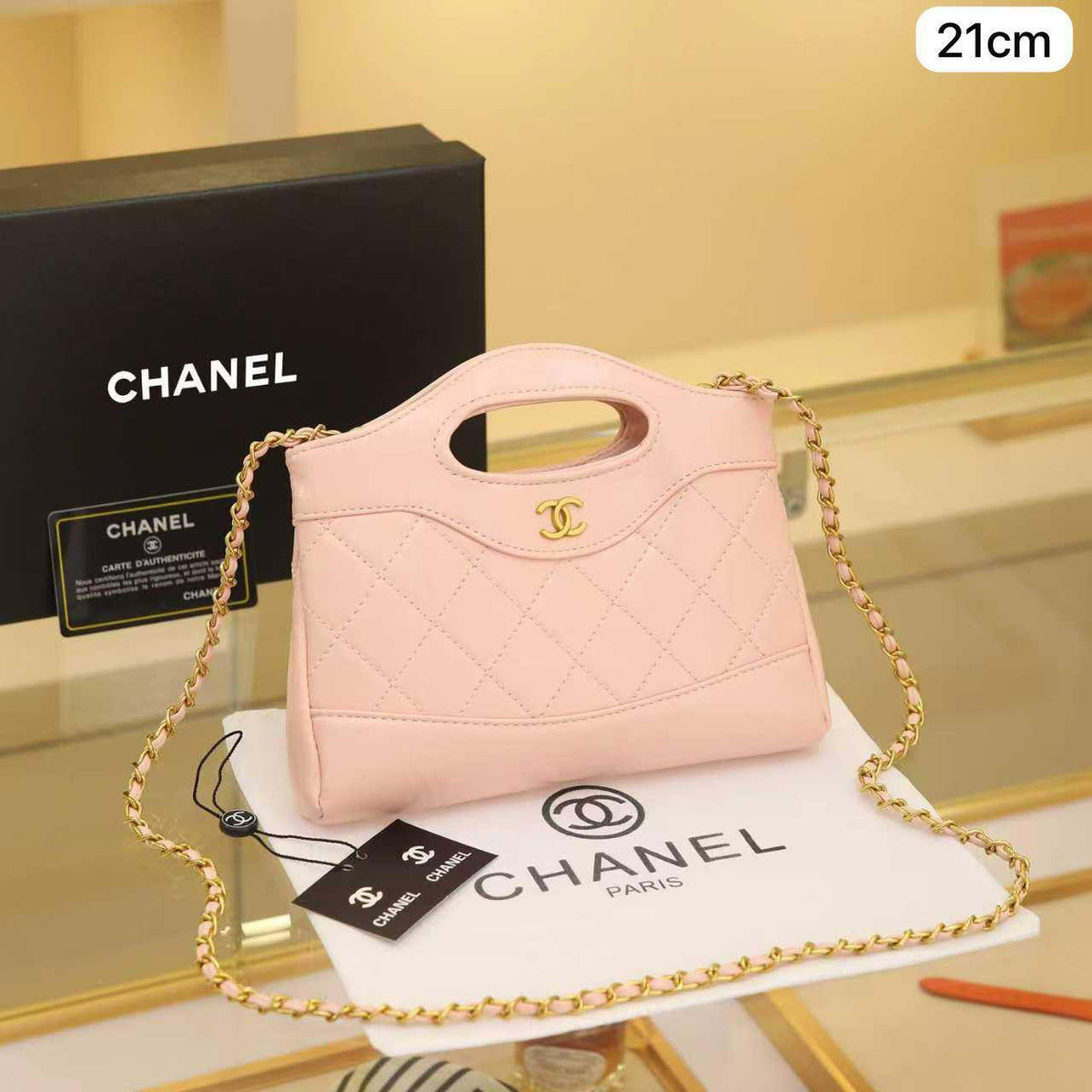 Chanel Nano
1⃣️ First quality +🎁

Size: 21 ~ 18 * 4 cm
85 dhs🇦🇪🇦🇪

with box🎁

Zain115
♥️♥️♥️