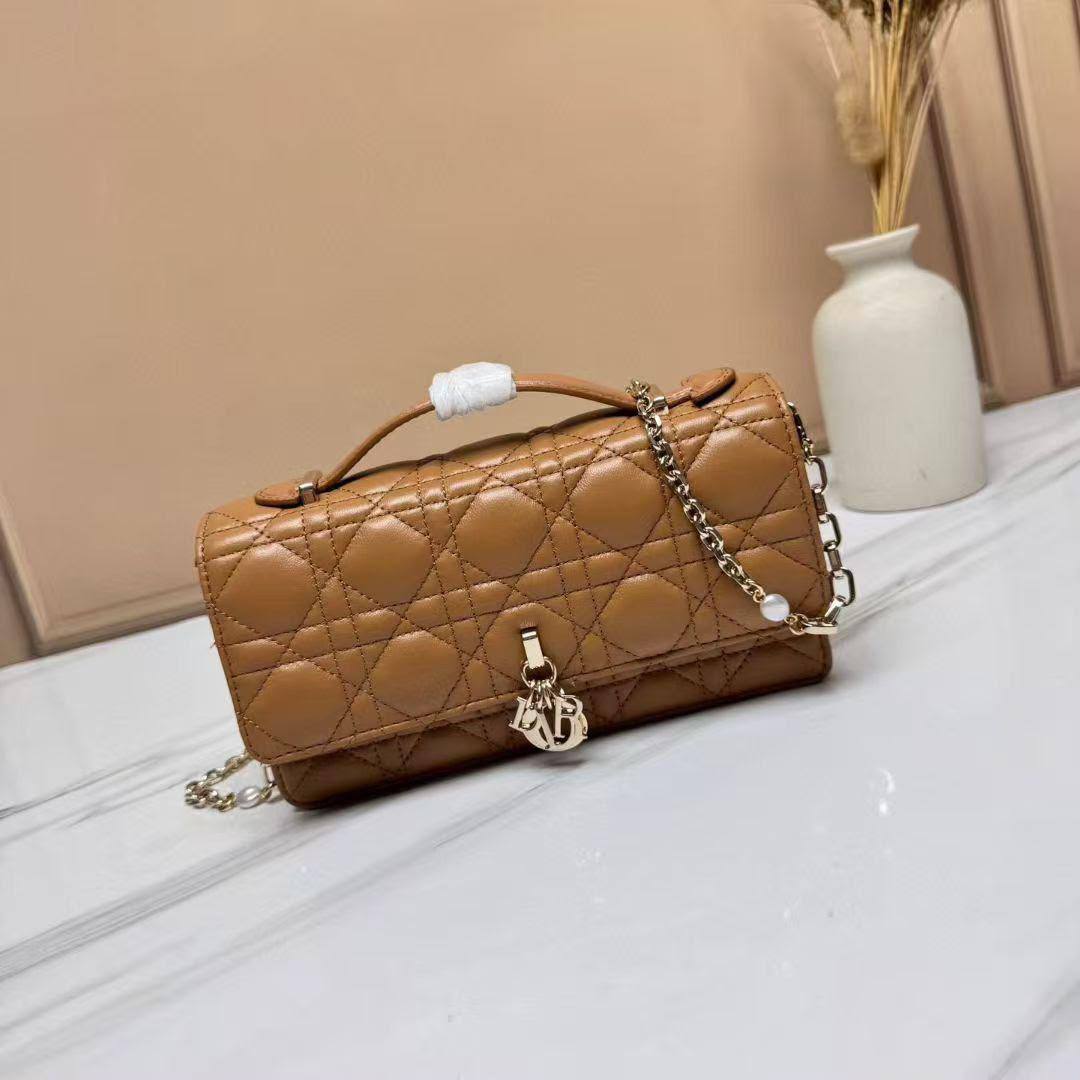 Dior
Master❣️❣️
280 dhs✅

Zain153
♥️♥️♥️