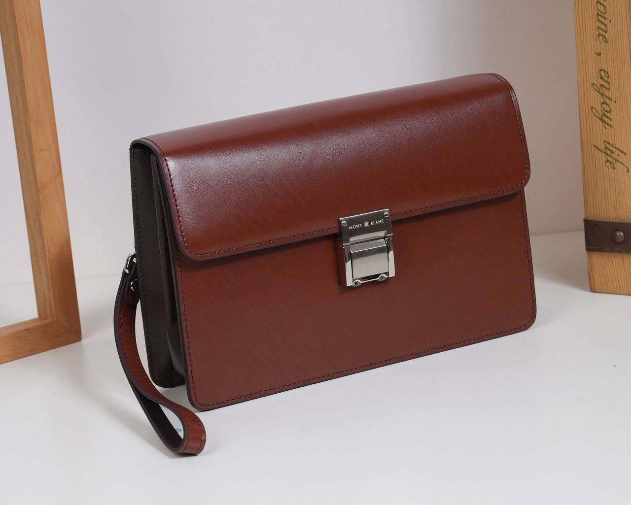 MONTBLANC
*New Collection*
*Clutch*
*Master quality*
550 dhs✅

Zain179
♥️♥️♥️