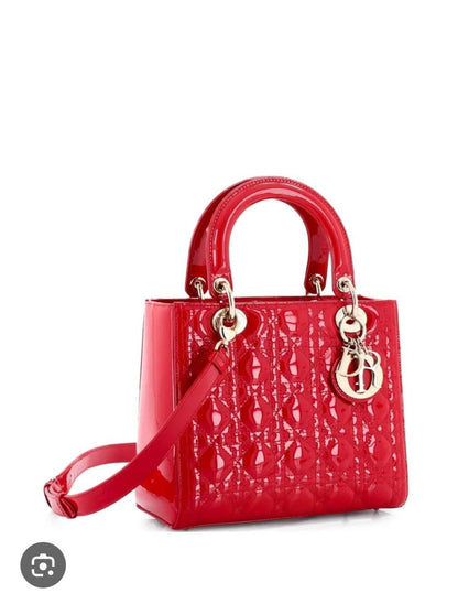 DIOR 
good quality
110 dhs✅
with box 
🎁🎁🎁

SIZE 20 CM

Zain200
♥️♥️♥️