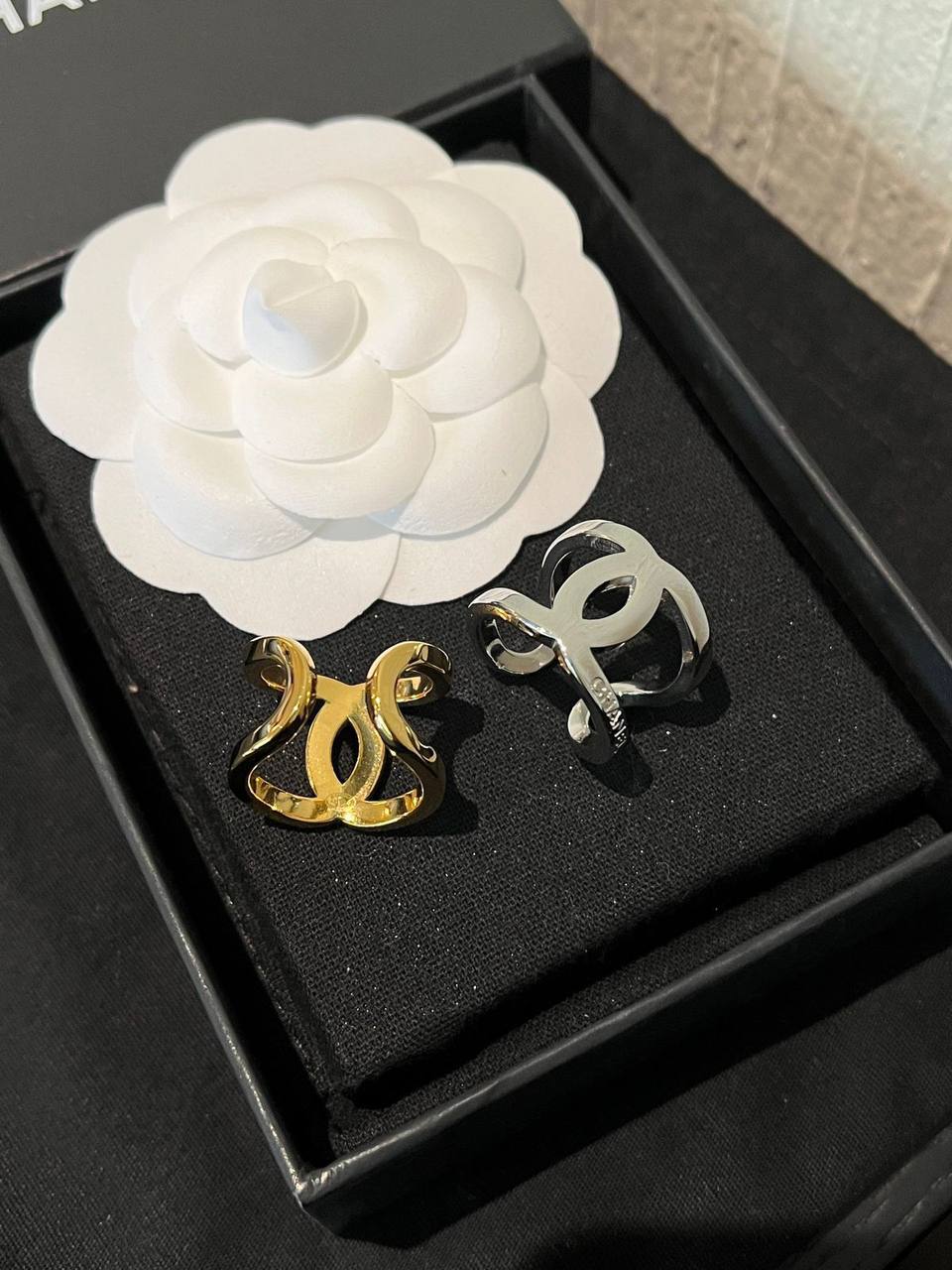 CHANEL ❤️‍🔥*
Ring 💍 
Free size 
Master quality 💯
With normal boxes 🗃️ 
45 dhs✅
With master box 📦 
60 dhs✅

Zain216
♥️♥️♥️
