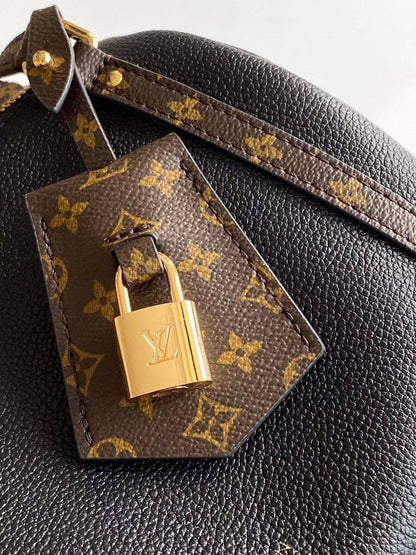 LV EXPRESS NEW CAME 
HIGH QUALITY

 WITH BOX 
🎁🎁🎁

115 dhs💚
26cm

Zain39
♥️♥️♥️