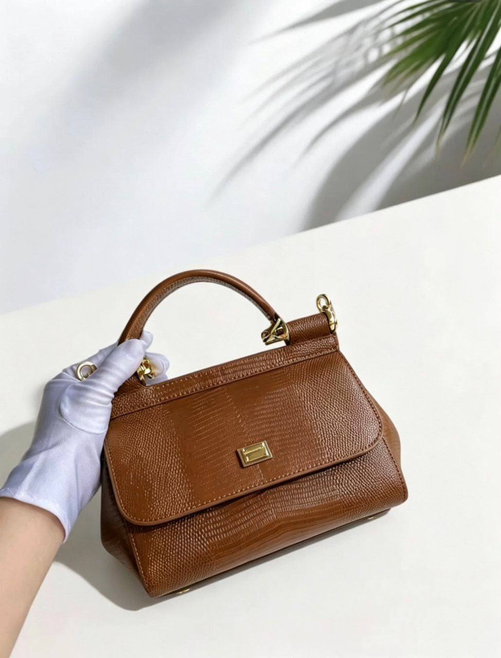 D&g

110 dhs
With box

Zain35
♥️♥️♥️