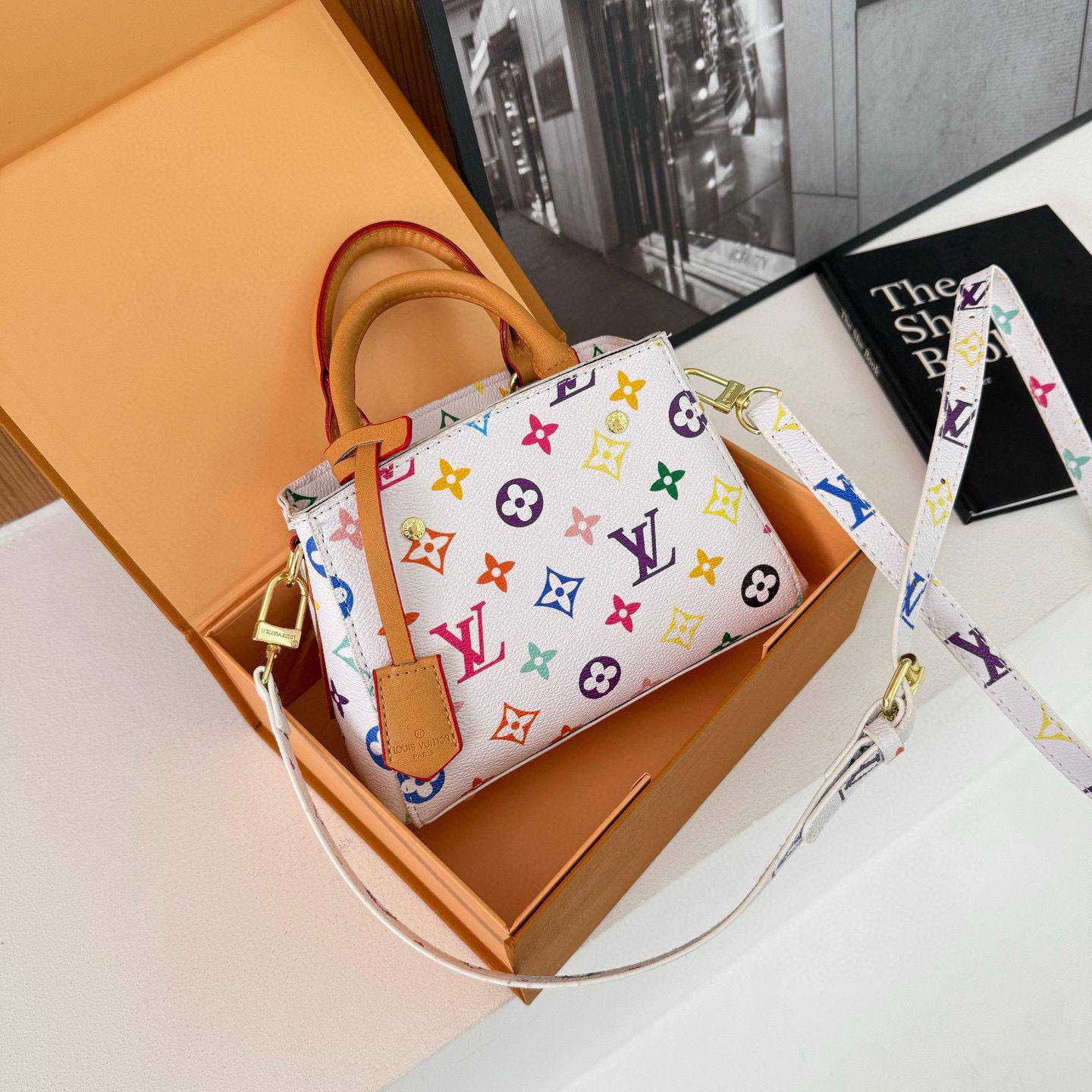 LV

80 dhs❣️

With box
🎁🎁🎁

Zain219
♥️♥️♥️